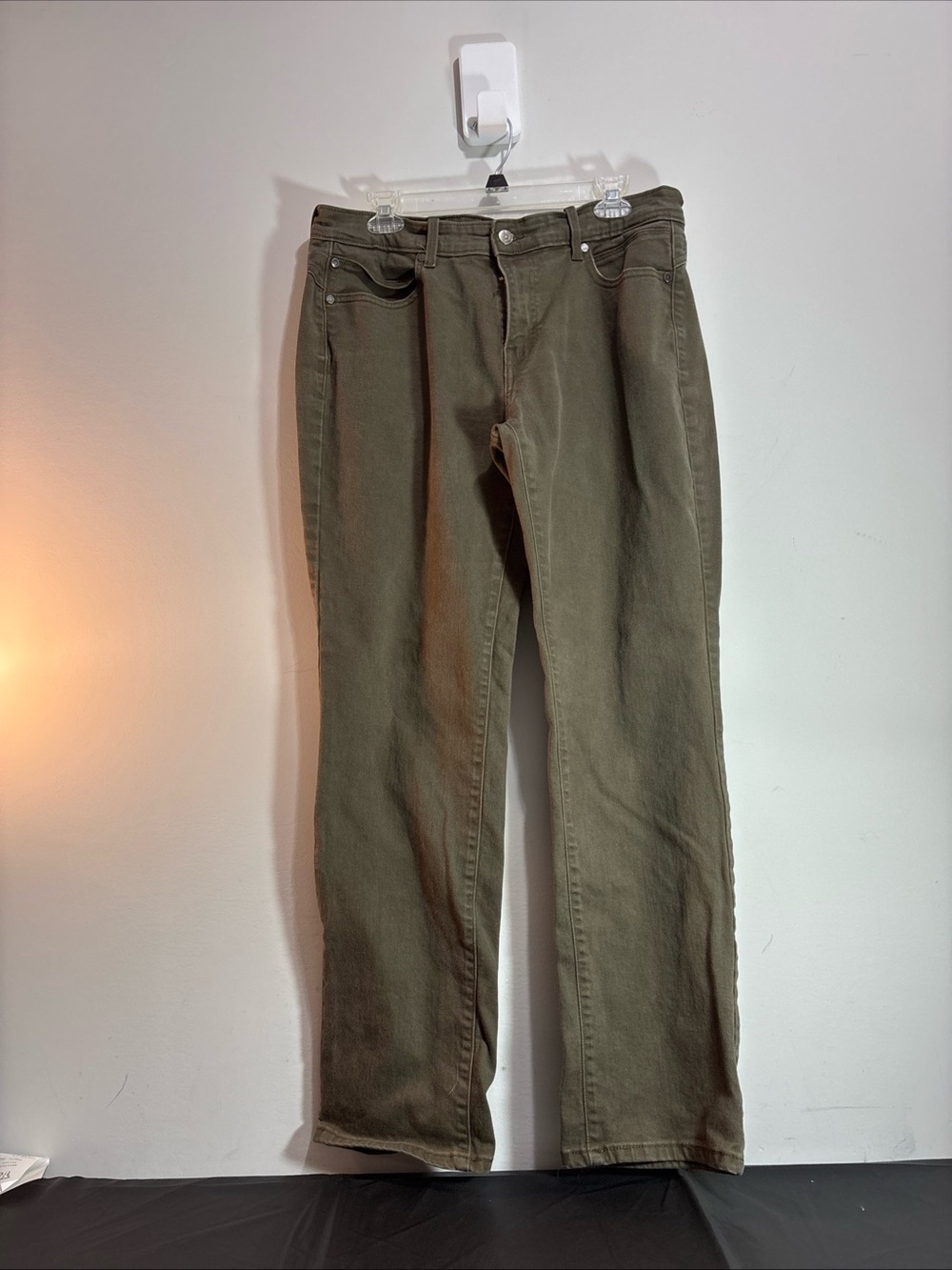 Levi’s 595 Women’s  Olive Green Straight-Leg Jeans. J-104